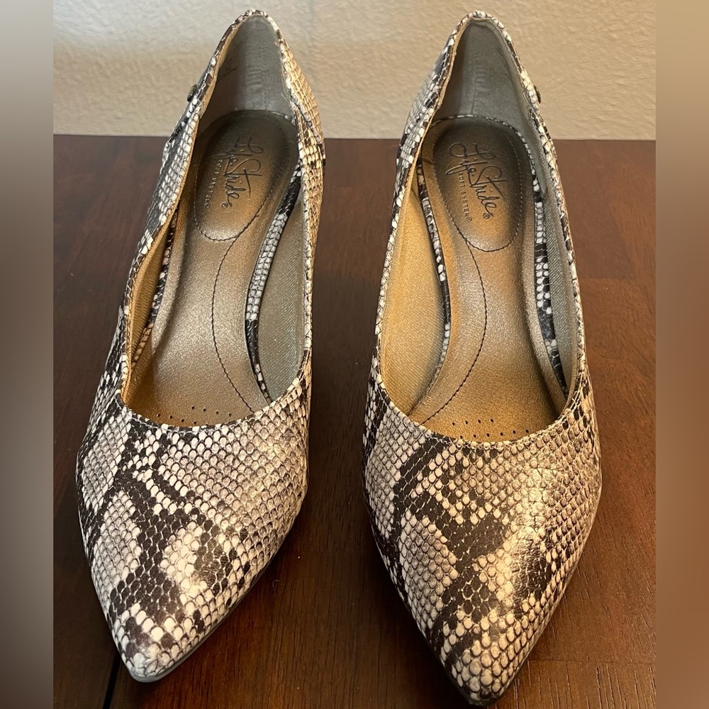 Life Stride Snakeskin Pumps 10W
